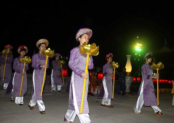 Trong khuôn khổ Festival Huế 2014, tối 19/4/2014 diễn ra chương trình Đêm Hoàng Cung, tái hiện vẻ đẹp lung linh của Đại Nội về đêm với những chân dung thái hậu, hoàng tử, công chúa, quan binh, thái giám, thị nữ… bên các cung điện Huế xưa cùng những sinh hoạt văn hóa đặc sắc. Ảnh: Minh Đức - TTXVN