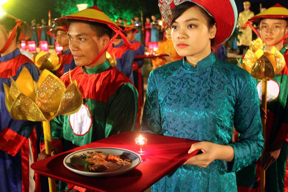 Trong khuôn khổ Festival Huế 2014, tối 19/4/2014 diễn ra chương trình Đêm Hoàng Cung, tái hiện vẻ đẹp lung linh của Đại Nội về đêm với những chân dung thái hậu, hoàng tử, công chúa, quan binh, thái giám, thị nữ… bên các cung điện Huế xưa cùng những sinh hoạt văn hóa đặc sắc. Ảnh: Minh Đức - TTXVN