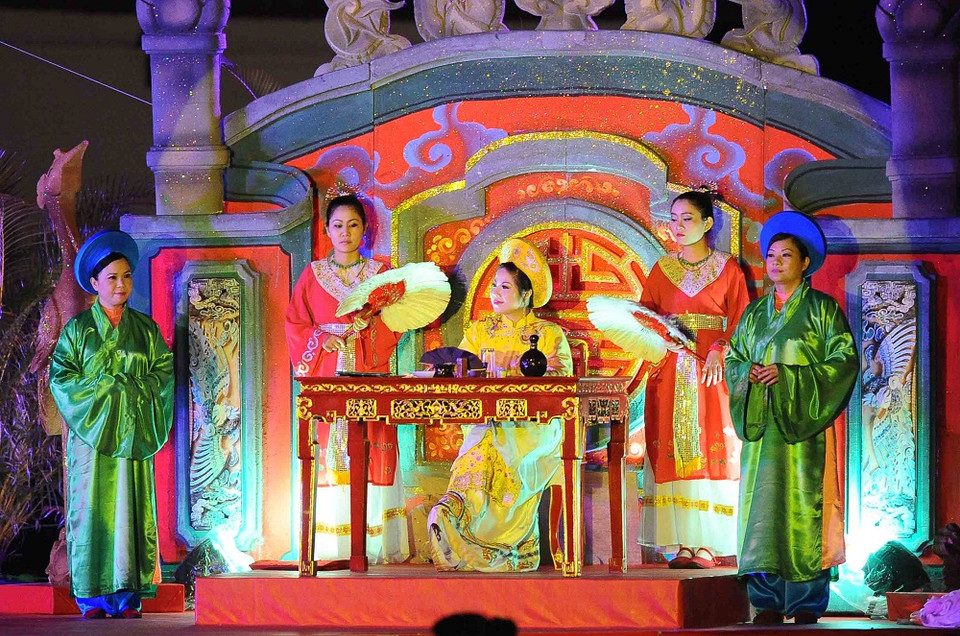 Tái hiện cảnh Hoàng hậu cùng thị nữ dùng dạ tiệc trong Đêm Hoàng Cung. Ảnh: Minh Đức - TTXVN