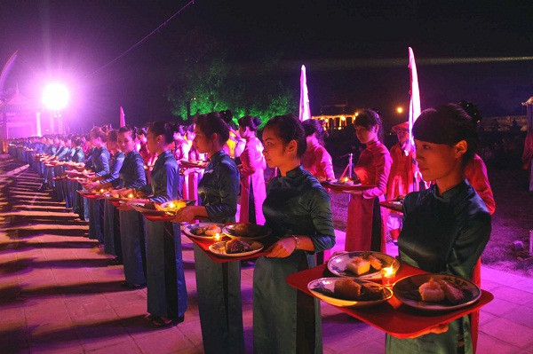 Trong khuôn khổ Festival Huế 2014, tối 19/4/2014 diễn ra chương trình Đêm Hoàng Cung, tái hiện vẻ đẹp lung linh của Đại Nội về đêm với những chân dung thái hậu, hoàng tử, công chúa, quan binh, thái giám, thị nữ… bên các cung điện Huế xưa cùng những sinh hoạt văn hóa đặc sắc. Ảnh: Minh Đức - TTXVN