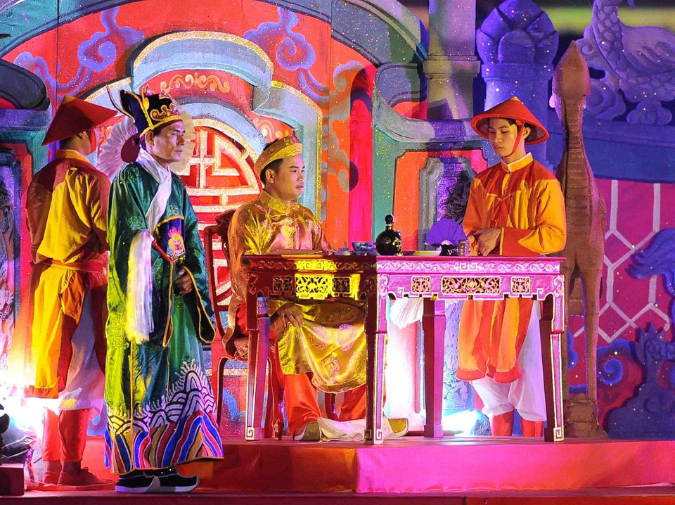 Tái hiện cảnh Hoàng thượng dùng dạ tiệc trong Đêm Hoàng Cung. Ảnh: Minh Đức - TTXVN