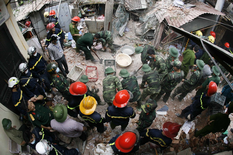 Tính đến 16 giờ ngày 22/9, có ít nhất một nạn nhân đã tử vong trong vụ sập nhà biệt thự Pháp cổ tại số 107 Trần Hưng Đạo Hà Nội (Ảnh: Nhật Anh-TTXVN)