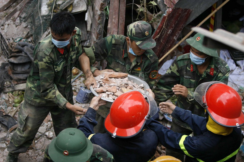 Hiện khối nhà bị sập toàn bộ hội trường mái vòm. Khối trước và sau chịu tác động vỡ kính.