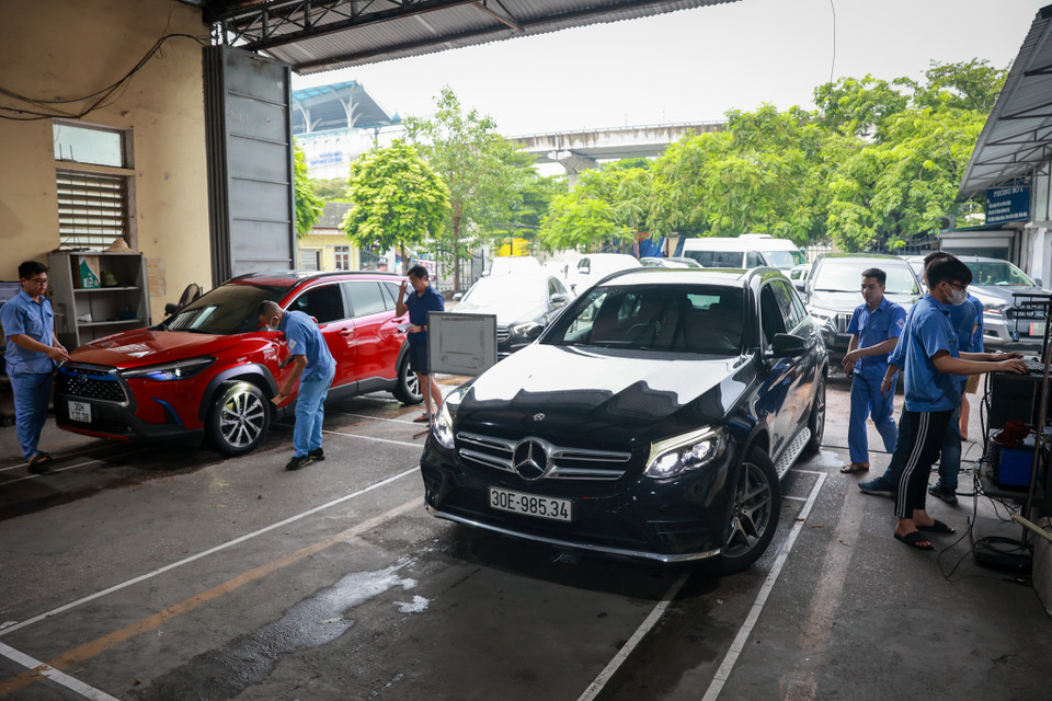 Ông Trần Quốc Hoan- Phó giám đốc phụ trách trung tâm đăng kiểm 2903V cho biết, từ đầu tháng 7 tại trung tâm đã ghi nhận lượng phương tiện đổ về kiểm định nhiều hơn so với những tháng trước đây. (Ảnh : Hoài Nam/Vietnam+)