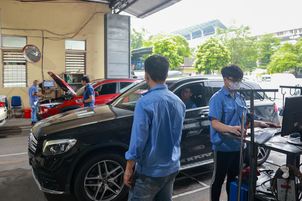 'Trung tâm hiện tại có 9 kiểm định viên vận hành dây chuyền kiểm tra xe, nếu làm việc hết công suất sẽ hoàn thành kiểm định cho 180 trường hợp trong một ngày,' ông Hoan nói. (Ảnh: Hoài Nam/Vietnam+)
