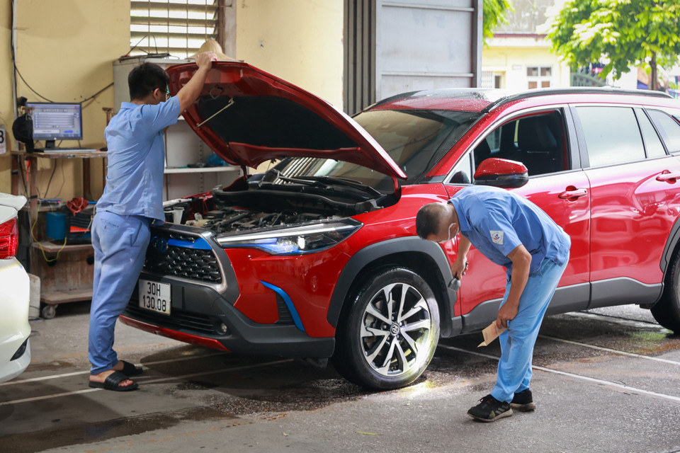Cũng theo ông Hoan, số lượng xe đăng kiểm ngày 2/7 đạt số lượng lớn nhất kể từ đầu tháng, trung tâm đã kiểm định hơn 200 trường hợp và đạt 176 hồ sơ đạt tiêu chuẩn. (Ảnh: Hoài Nam/Vietnam+)