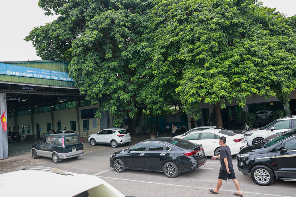 Theo ghi nhận của phóng viên tại Trung tâm đăng kiểm 2903S, 3 hàng xe cũng xếp hàng từ đầu giờ sáng để chờ đến lượt vào kiểm định. (Ảnh: Hoài Nam/Vietnam+)