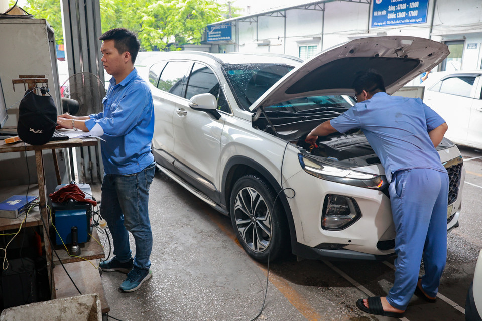 Tuy nhiên, để kịp thời giải quyết vấn đề phát sinh trong thực tiễn đối với hoạt động kiểm định xe cơ giới trong thời gian tới, Chính phủ đã đồng ý áp dụng trình tự thủ tục rút gọn trong xây dựng Nghị định sửa đổi Nghị định 30/2023 và Nghị định 139/2018 về kiểm định xe cơ giới, nhằm tháo gỡ khó khăn trong đăng kiểm thời gian tới. (Ảnh: Hoài Nam/Vietnam+)