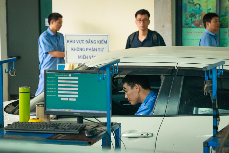 Một số khách hàng tại trung tâm cho biết, mặc dù nhìn xe đông nhưng thời gian kiểm định không phải đợi chờ lâu như năm trước, các chủ phương tiện cũng chủ động kiểm tra, bảo dưỡng xe trước khi đi đăng kiểm. (Ảnh: Hoài Nam/Vietnam+)