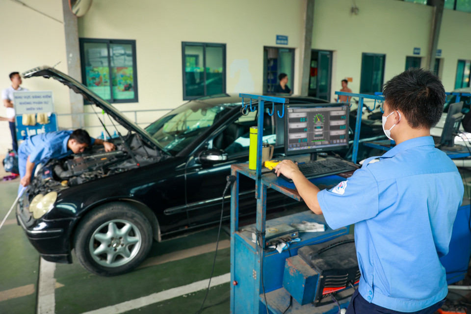 Như trước đó Báo Điện tử VietnamPlus đã thông tin, các tháng tới đây các vụ án liên quan đến lĩnh vực đăng kiểm tại các địa phương được đưa ra xét xử sẽ tác động rất lớn đến hoạt động kiểm định tại nhiều địa phương bởi hàng loạt đăng kiểm viên sẽ có nguy cơ bị kết tội. (Ảnh: Hoài Nam/Vietnam+)