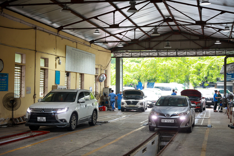 Tại Trung tâm đăng kiểm xe cơ giới 2903V (Láng Thượng, Đống Đa, Hà Nội) dòng phương tiện nối đuôi vào khu vực đăng kiểm. (Ảnh: Hoài Nam/Vietnam+)