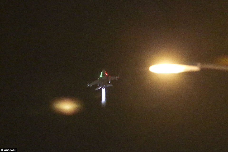 Máy bay chiến đấu F-16 bay trên bầu trời Istanbul 