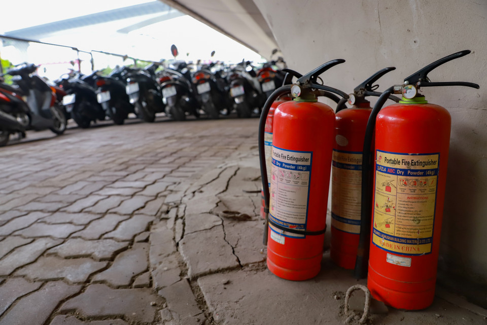 Gầm cầu thuộc tuyến phố chính không được dùng để trông xe. Khi dùng gầm cầu trông xe phải thiết kế giao thông đấu nối đường bộ trong khu vực và được cơ quan có thẩm quyền chấp thuận về phòng cháy chữa cháy, bảo vệ môi trường. (Ảnh: Hoài Nam/Vietnam+)