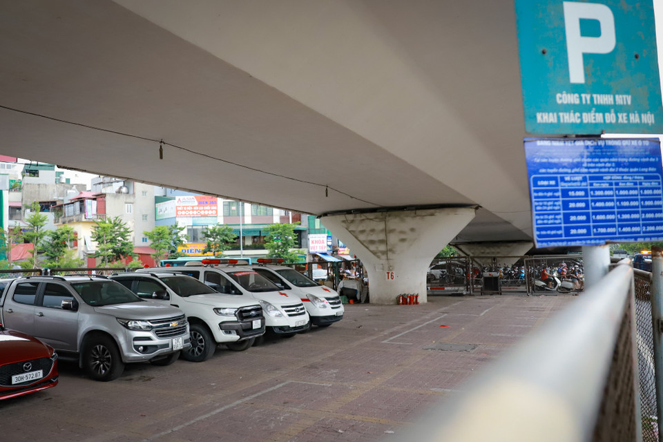 Bên cạnh đó, điểm cao nhất của xe dưới gầm cầu cách điểm thấp nhất của dầm cầu từ 1,5m. Các xe có khoảng cách với trụ cầu từ 1,5m để bảo trì công trình. Đơn vị tổ chức trông xe dưới gầm cầu phải rời đi nếu cơ quan Nhà nước yêu cầu và không được bồi thường. Chính phủ sẽ quy định trình tự, thủ tục chấp thuận dùng gầm cầu làm nơi trông xe tạm thời. (Ảnh: Hoài Nam/Vietnam+)
