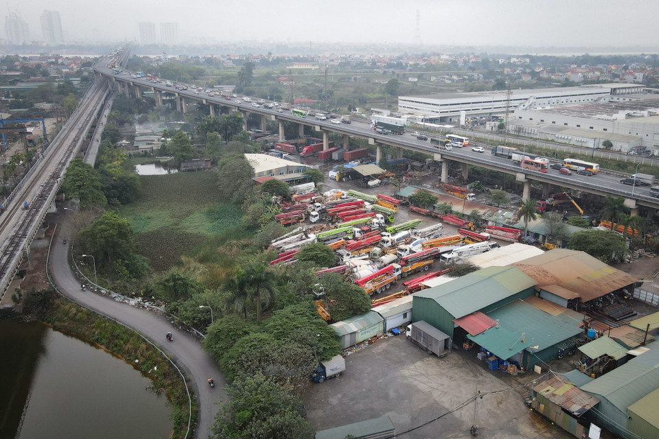 Trên địa bàn Hà Nội hiện nay có 587 cây cầu, trong đó có 7 cầu lớn gồm: Vĩnh Tuy, Chương Dương, Thanh Trì, Nhật Tân, Đông Trù, Thăng Long, Phùng. Tuy nhiên, chỉ có 3 gầm cầu Chương Dương, Ngã Tư Vọng, Vĩnh Tuy được tạm sử dụng làm nơi trông giữ phương tiện từ năm 2020. (Ảnh: Hoài Nam/Vietnam+)