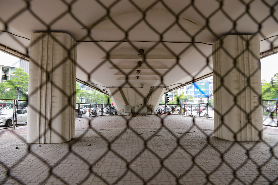 Gầm cầu Ngã Tư Sở đang được quây rào, không sử dụng trông giữ phương tiện. (Ảnh: Hoài Nam/Vietnam+)