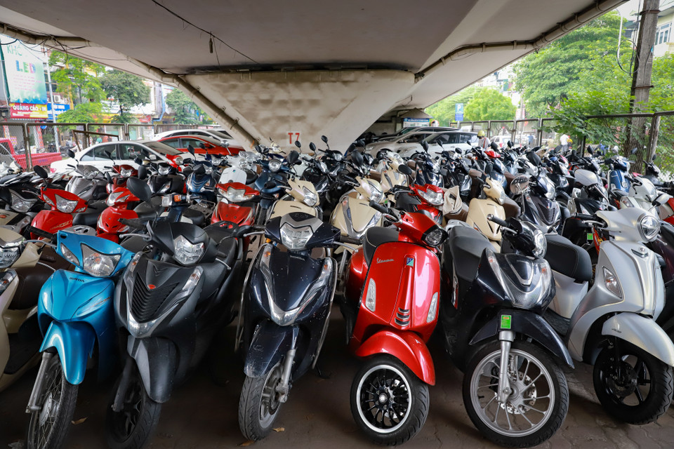 Một nhân viên cho biết mỗi ngày có từ 500-600 xe máy, ôtô vào gửi, chủ yếu của bệnh nhân, người nhà bệnh nhân các bệnh viện quanh đó và gửi trong ngày. (Ảnh: Hoài Nam/Vietnam+)