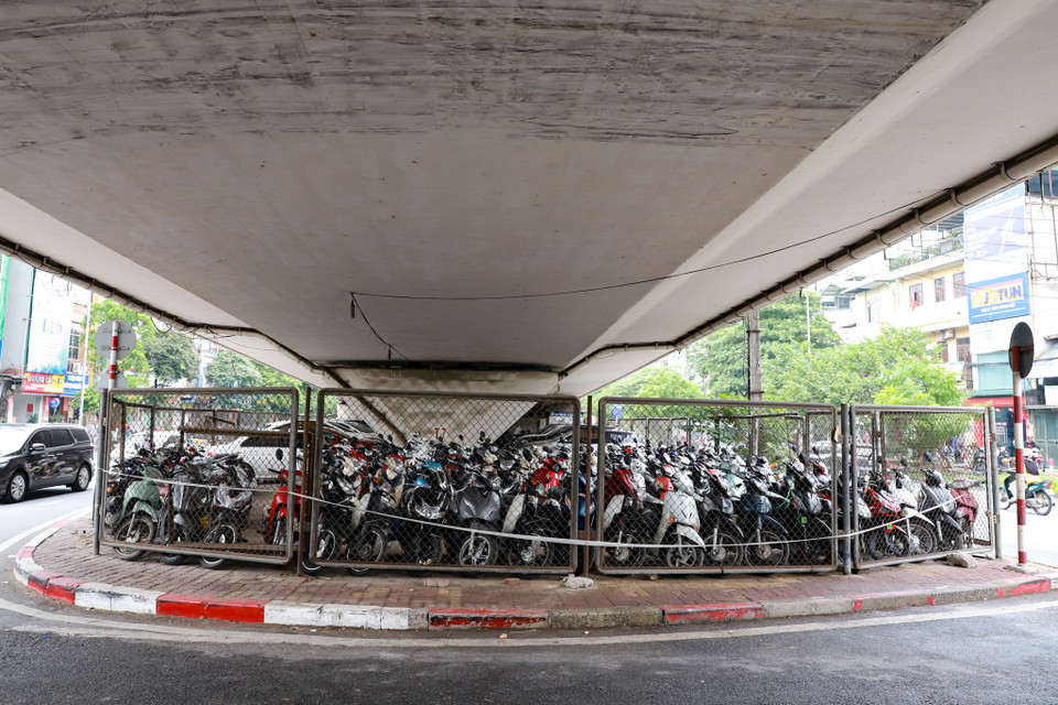 Thành phố Hà Nội hiện có gần 8 triệu phương tiện, trong khi diện tích giao thông tĩnh mới đáp ứng được 25% nhu cầu đỗ xe. (Ảnh: Hoài Nam/Vietnam+)