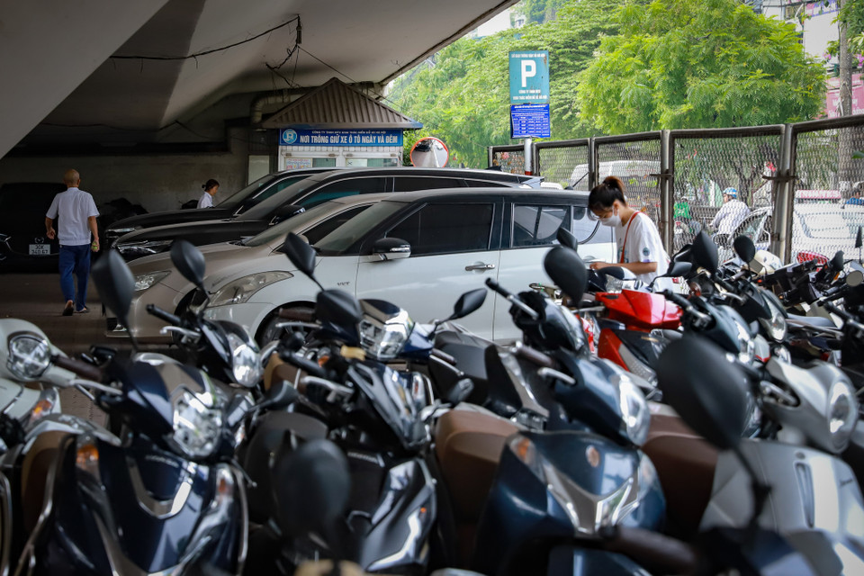 Ghi nhận của phóng viên báo Điện tử VietnamPlus tại khu vực gầm cầu Ngã Tư Vọng, vào giờ cao điểm hàng ngày, các phương tiện ra vào tấp nập. (Ảnh: Hoài Nam/Vietnam+)