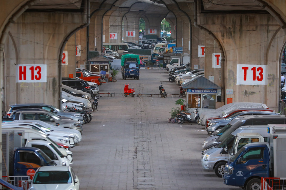 Tại gầm cầu Vĩnh Tuy (phường Vĩnh Tuy, quận Hai Bà Trưng), bãi trông giữ xe có quy mô khá lớn. Đoạn từ cột T3-T14 dài gần 1km, được chia làm nhiều khu trông giữ xe. (Ảnh: Hoài Nam/Vietnam+)