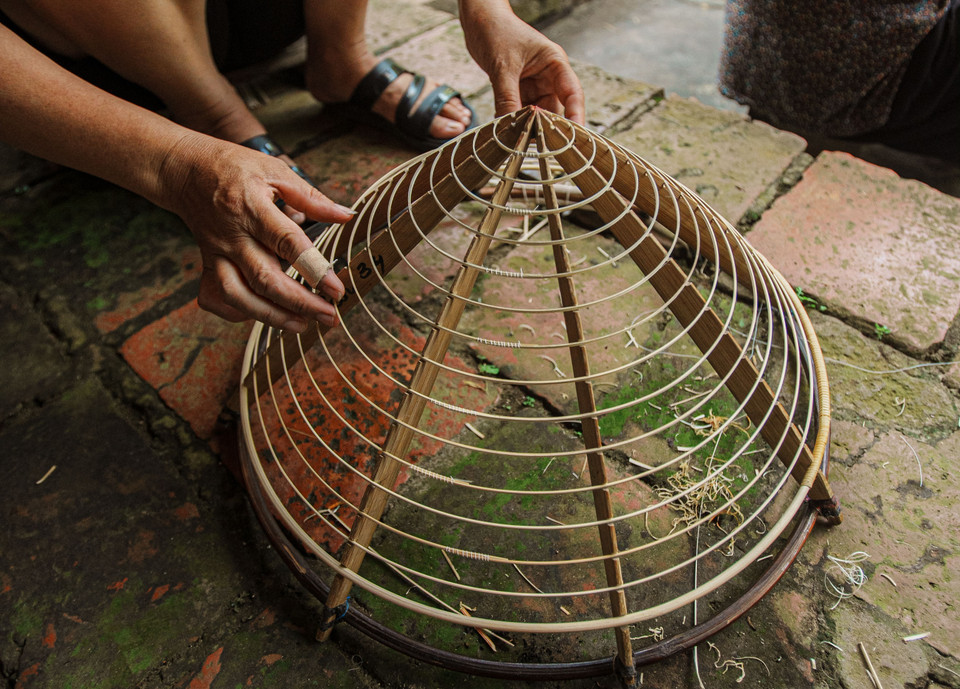 Vòng nón làm bằng tre cật, nứa vót nhỏ và đều khi nối bắt buộc phải tròn và không chắp, không gợn. Nón làng Chuông có 16 lớp vòng giúp nón có độ bền chắc nhưng vẫn mềm mại. (Ảnh: Hoài Nam/Vietnam+)