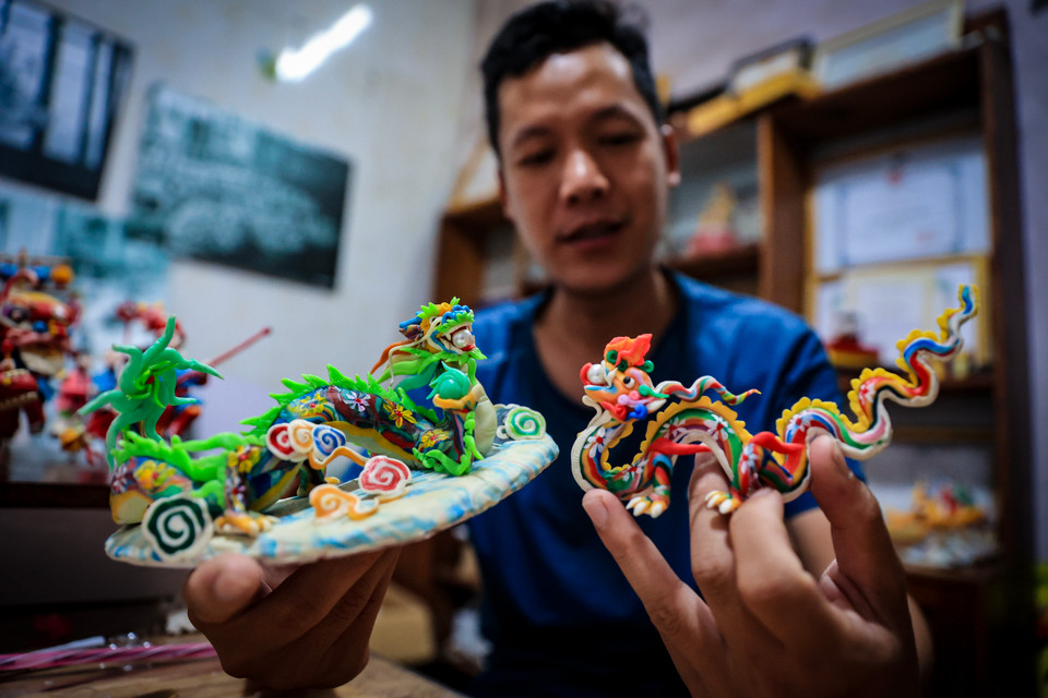 Tác phẩm rồng được làm theo hai phong cách rồng thời Lý và hình ảnh rồng thời Nguyễn. (Ảnh: Hoài Nam/Vietnam+)