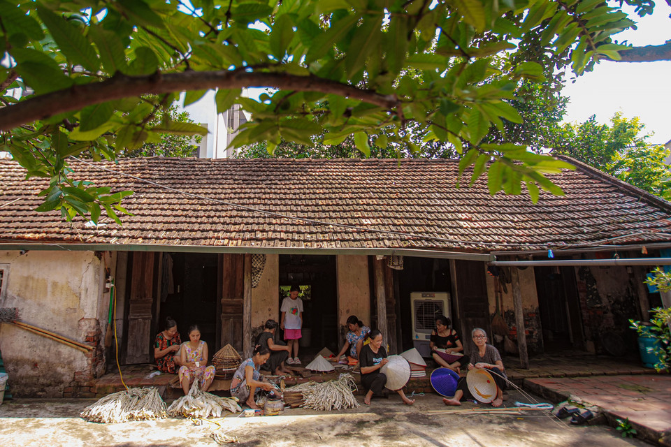 Xưa kia, làng Chuông sản xuất nhiều loại nón, dùng cho nhiều tầng lớp như nón ba tầm cho các cô gái, nón nhô, nón long, nón dấu, nón chóp cho các chàng trai và những người đàn ông sang trọng. (Ảnh: Hoài Nam/Vietnam+)