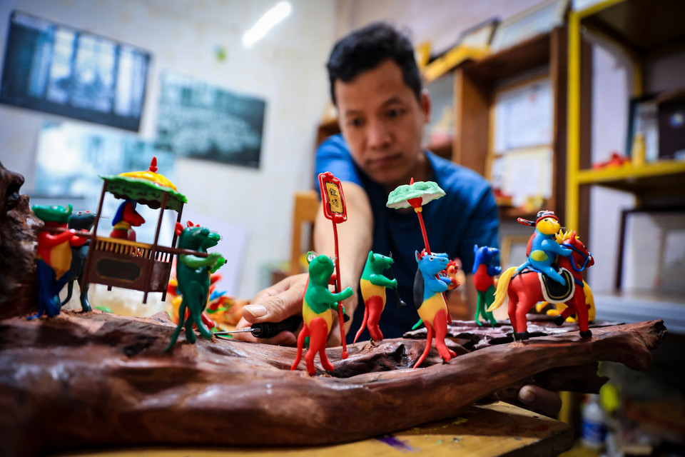 Lấy cảm hứng từ tranh dân gian Đông Hồ, anh đã tái hiện lại câu chuyện 'Đám cưới chuột.' Anh luôn quan niệm, trong mỗi tác phẩm của mình phải mang được câu chuyện văn hóa. (Ảnh: Hoài Nam/Vietnam+)