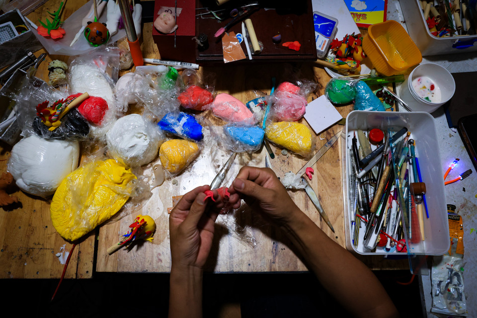 Nhờ đôi bàn tay khéo léo và sự nhiệt huyết, nghệ nhân Đặng Văn Hậu không chỉ giữ lửa, truyền đam mê với nghề truyền thống cho các bạn trẻ mà còn nâng tầm giá trị của các sản phẩm tò he dân gian trong cuộc sống hiện đại hôm nay. (Ảnh: Hoài Nam/Vietnam+)