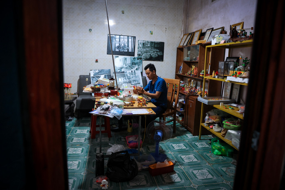 Sinh ra trong một gia đình tại làng nghề truyền thống Xuân La (Phú Xuyên, Hà Nội) có nhiều thế hệ gắn bó với nghề nặn tò he, nghệ nhân Đặng Văn Hậu (sinh năm 1988) đã gắn bó với sản phẩm tò he từ nhỏ. (Ảnh: Hoài Nam/Vietnam+)