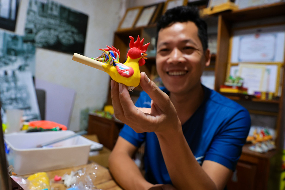 Hiện tại, bên cạnh việc duy trì làm con gióng bột truyền thống như một món đồ chơi dân dã, nghệ nhân trẻ 8x tập trung hơn vào những bộ sản phẩm mang câu chuyện dân gian. (Ảnh: Hoài Nam/Vietnam+)