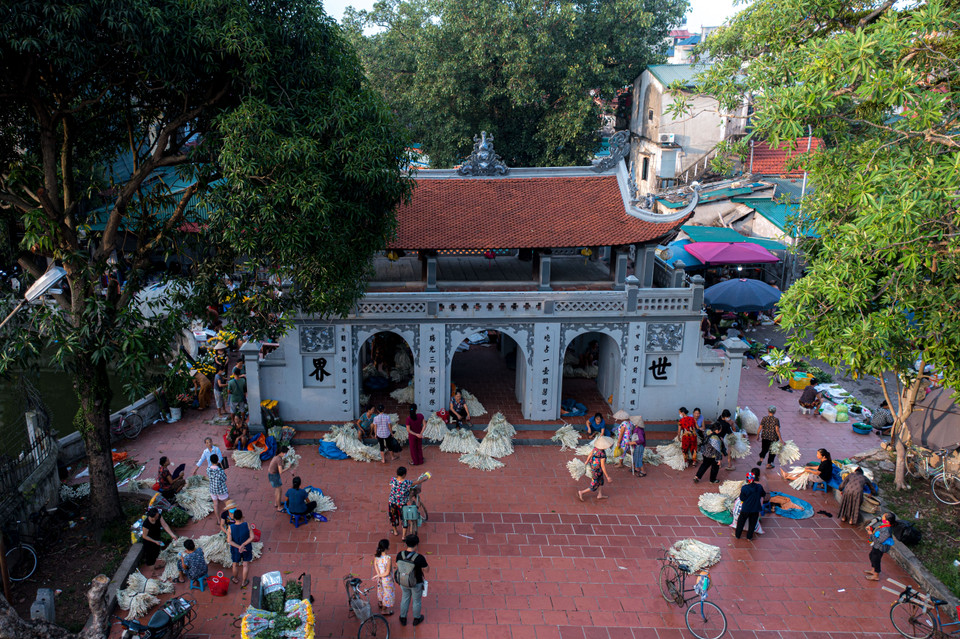 Nằm cạnh con sông Đáy, làng Chuông là một ngôi làng cổ, nơi những người phụ nữ vẫn ngày ngày ngồi đan từng chiếc nón, gìn giữ nghề truyền thống. (Ảnh: Hoài Nam/Vietnam+)