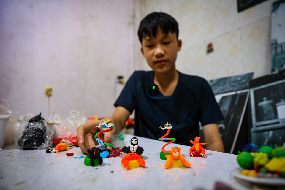 Tuy những sản phẩm chưa đạt mức 'tinh xảo' như nghệ nhân Đặng Văn Hậu nhưng Minh thể hiện được rõ hình hài của sản phẩm, mang tính ngây ngô của một món đồ chơi con trẻ. (Ảnh: Hoài Nam/Vietnam+)