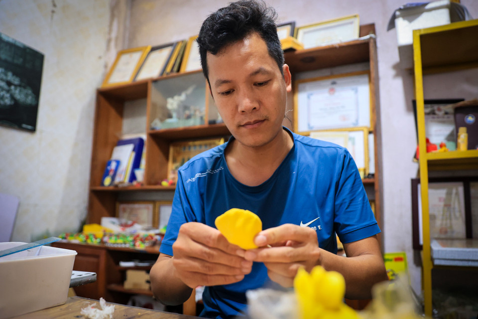 Hành trình gìn giữ nghề nặn tò he truyền thống của nghệ nhân Đặng Văn Hậu gặp không ít khó khăn, nhưng anh luôn tìm cách vượt qua. Hậu đã nghiên cứu loại bột mới có thể giữ trong nhiều năm và phục dựng kỹ thuật nặn con giống truyền thống của ông cha để lại, nhất là con giống Chim Cò của làng Xuân La. (Ảnh: Hoài Nam/Vietnam+)