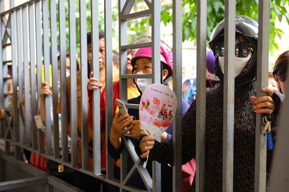 Mỗi lúc trống báo gần hết giờ làm bài, các bậc cha mẹ lại ‘đứng ngồi không yên’ mong con em mình trở ra báo kết quả. (Ảnh: PV/Vietnam+)