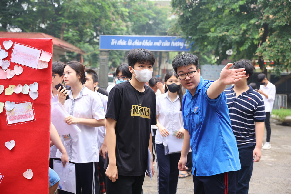 Lực lượng áo xanh thanh niên Thủ đô đồng hành cùng sỹ tử để có một kỳ thi hiệu quả. (Ảnh: PV/Vietnam+)