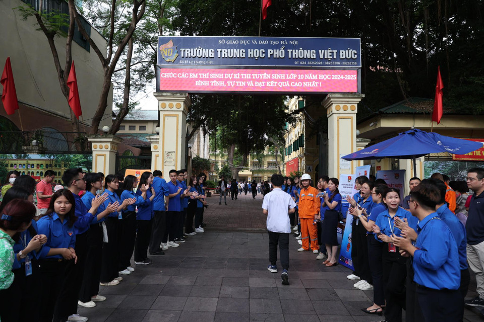 Tại điểm thi trường trung học phổ thông Việt Đức, hàng dài thanh niên tình nguyện đã có mặt từ sớm để tiếp sức cho các thí sinh. (Ảnh: PV/Vietnam+)