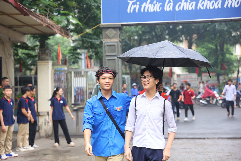 Những hình ảnh đẹp của màu xanh tình nguyện trong những ngày thi vào 10 trung học phổ thông tại Hà Nội. (Ảnh: PV/Vietnam+)