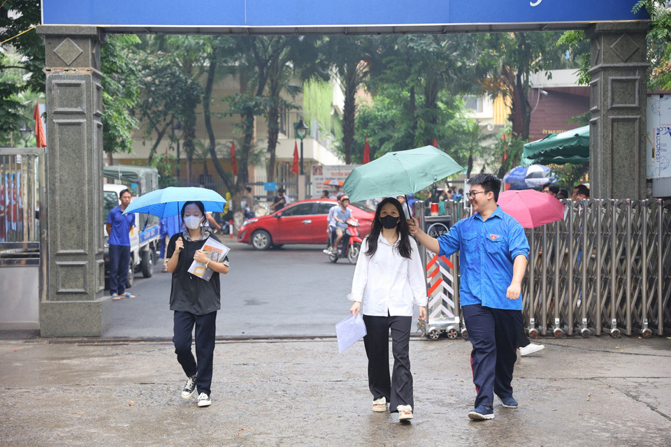 Các tình nguyện viên cũng là một lực lượng chính hỗ trợ thí sinh tại các điểm thi, vừa cổ vũ tinh thần để sỹ tử tự tin vượt vũ môn. (Ảnh: PV/Vietnam+)