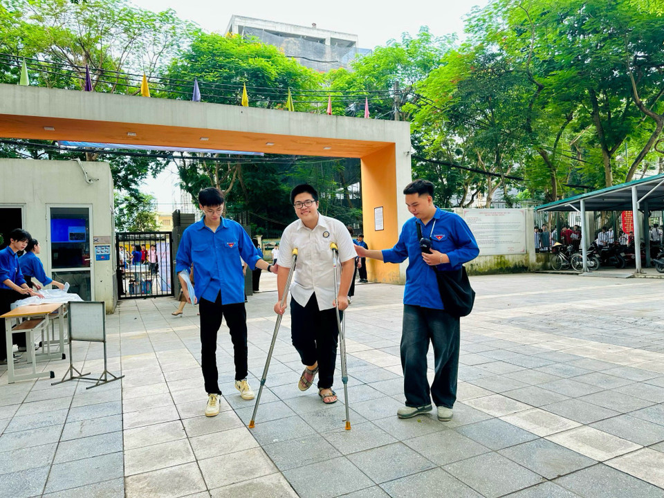 Kỳ thi vào lớp 10 trung học phổ thông tại Hà Nội diễn ra trong 2 ngày 8-9/6/2024. Tại mỗi điểm thi đều nhận được sự hỗ trợ nhiệt tình từ các lực lượng chức năng, tình nguyện viên. (Ảnh: PV/Vietnam+)