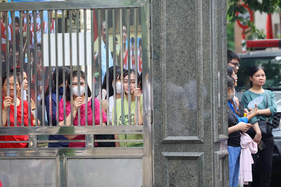 Nhiều bậc phụ huynh lo lắng không kém các sỹ tử trong phòng thi. (Ảnh: PV/Vietnam+)
