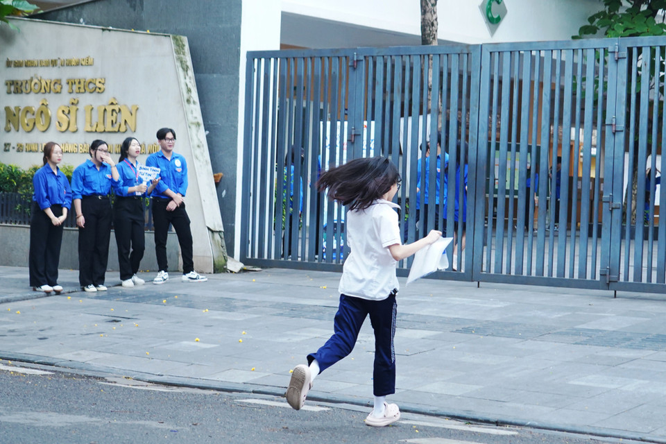 Một số thí sinh đến phòng thi muộn. (Ảnh: PV/Vietnam+)