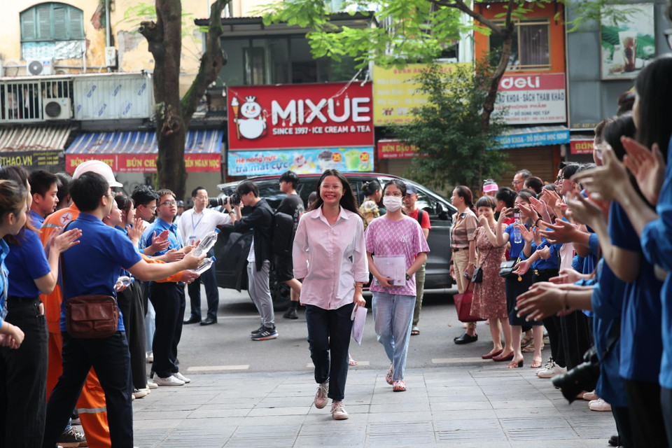 Nhiều sỹ tử rạng rỡ, tự tin trước môn thi đầu tiên. (Ảnh: PV/Vietnam+)