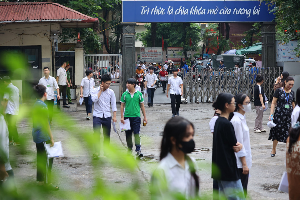 Sau khi kết thúc buổi thi môn Ngữ văn, buổi chiều thí sinh sẽ thi môn Tiếng Anh. Sáng 9/6, thí sinh dự thi môn Toán. (Ảnh: PV/Vietnam+)