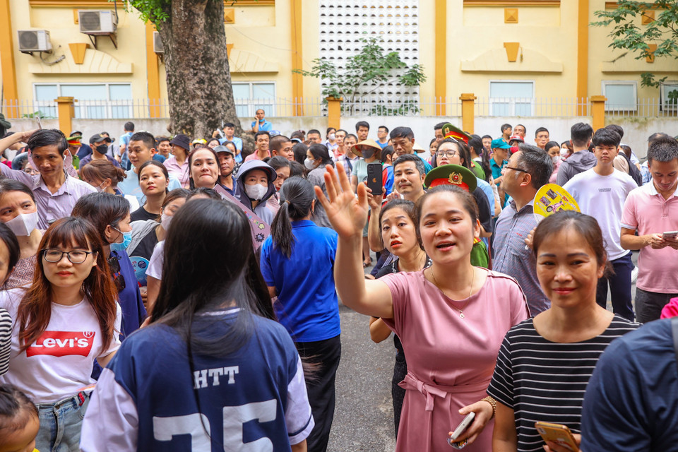 Những ánh mắt phụ huynh ngóng chờ ‘bóng dáng’ của con em mình mỗi khi giờ thi kết thúc. (Ảnh: PV/Vietnam+)