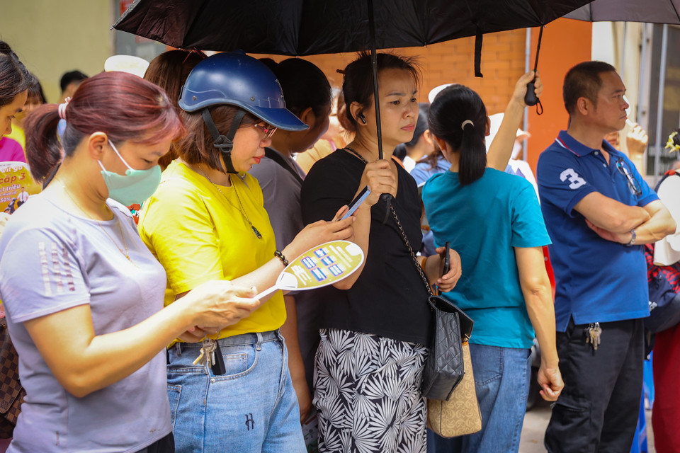 Chị Thu Hương (Thanh Xuân, Hà Nội) cho biết con lo một thì cha mẹ lo mười, mặc dù các con đã ôn rất kỹ nhưng chị vẫn cảm thấy hồi hộp. (Ảnh: PV/Vietnam+)