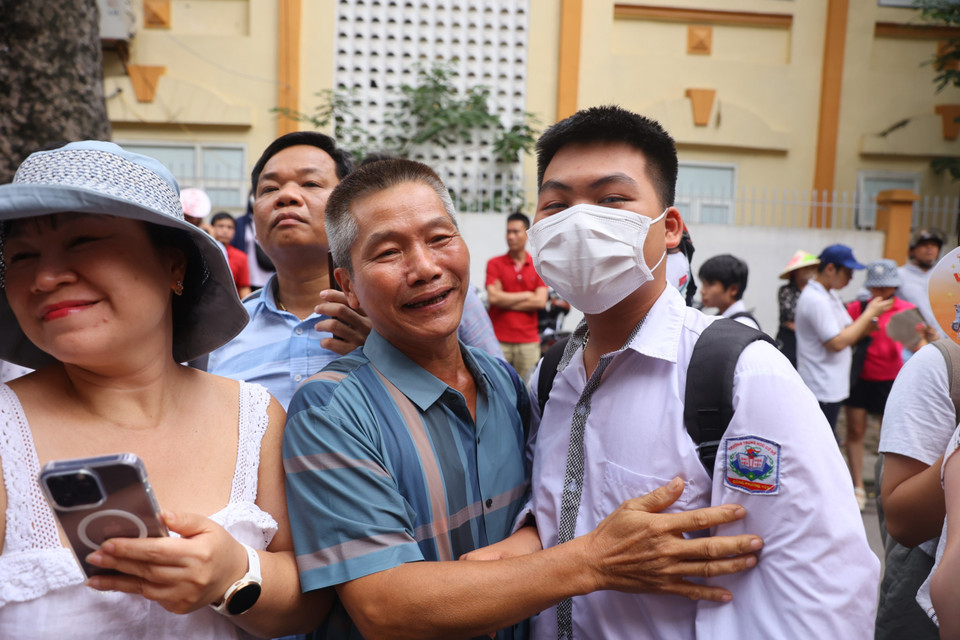 Các thí sinh bước ra trong sự chào đón nồng nhiệt của người thân. (Ảnh: PV/Vietnam+)