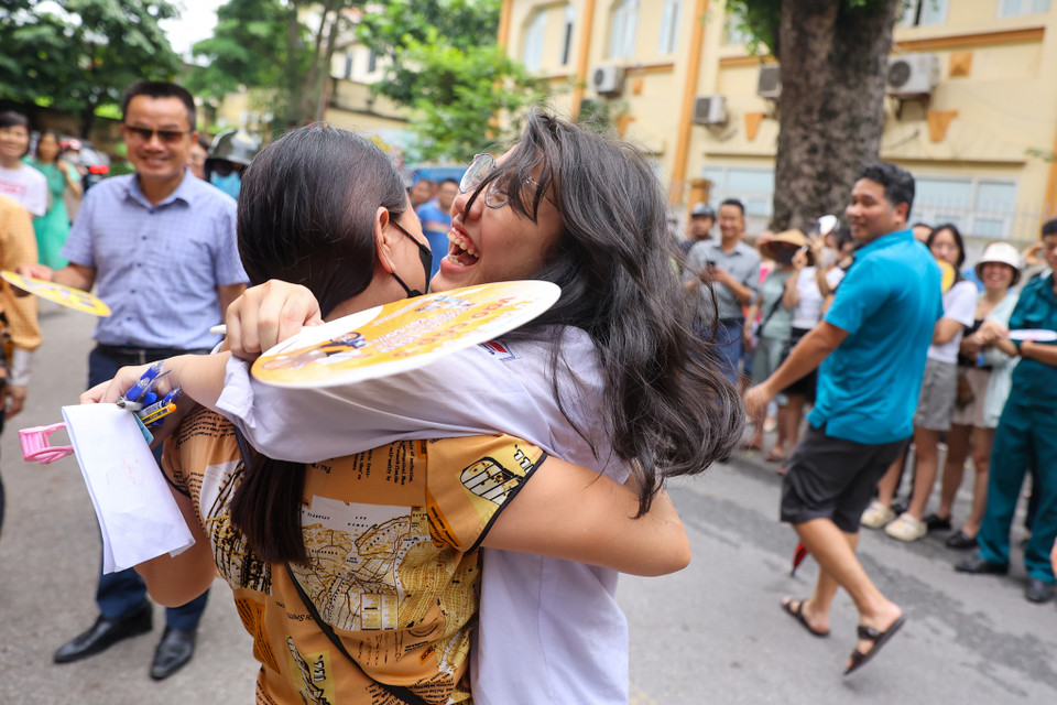 Cảm xúc vỡ òa của sỹ tử và phụ huynh khi hoàn thành tốt bài thi. (Ảnh: PV/Vietnam+)