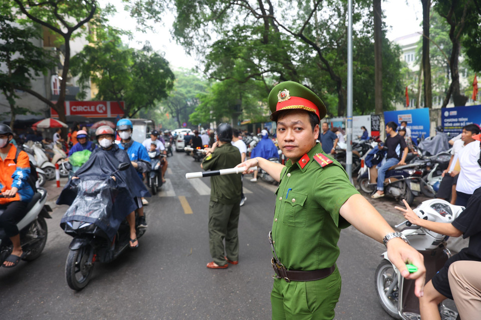 Bên cạnh đó, lực lượng công an và dân quân tự vệ luôn túc trực tại các điểm thi để đảm bảo cho kỳ thi diễn ra an toàn. (Ảnh: PV/Vietnam+)