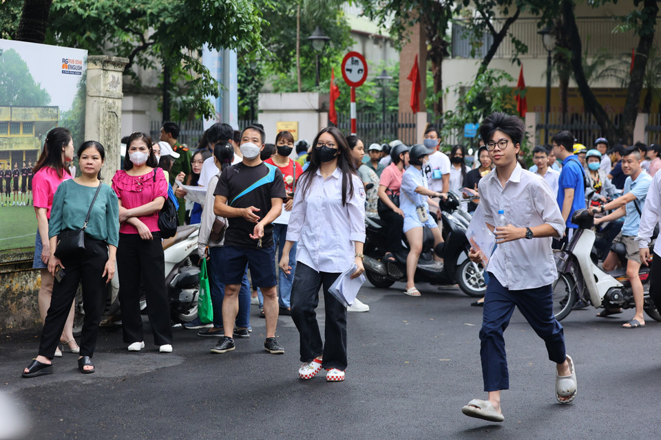 Các sỹ tử Thủ đô bước vào bài thi đầu tiên, môn Ngữ văn, theo hình thức thi tự luận. (Ảnh: PV/Vietnam+)